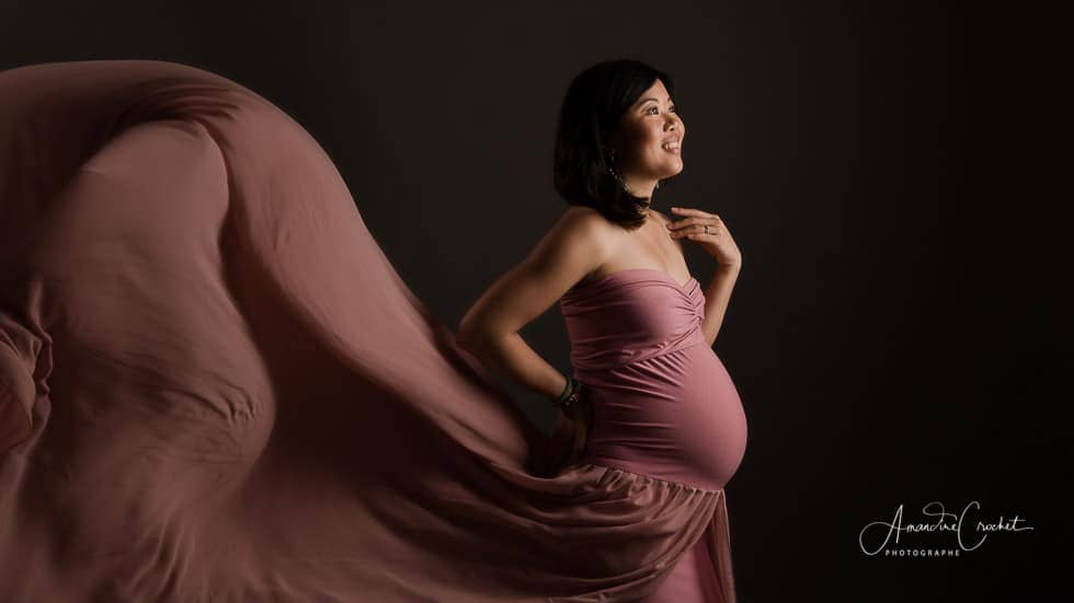 photo de grossesse avec robe rose et voile